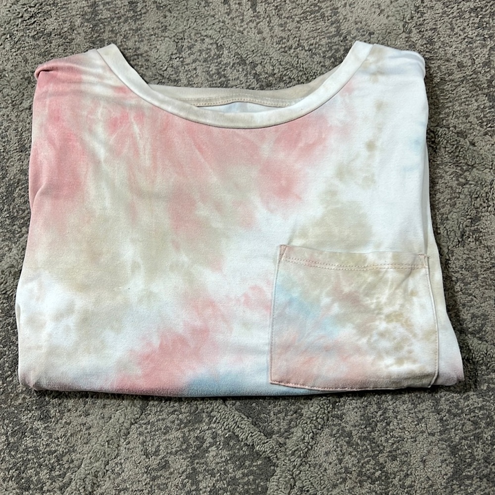 Amazing material, super super soft and stretchy. Pretty colors. Size L, juniors